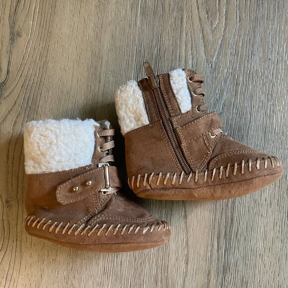 Stuart Weitzman Baby Moccasin Boots Infant Size 3 Buckle Sherpa! - Picture 3 of 5